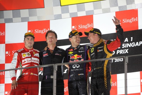 Sebastian Vettel, Fernando Alonso, Kimi Räikkönen et Christian Horner  après la victoire du premier lors du Grand Prix de Singapour, le 22 septembre 2013