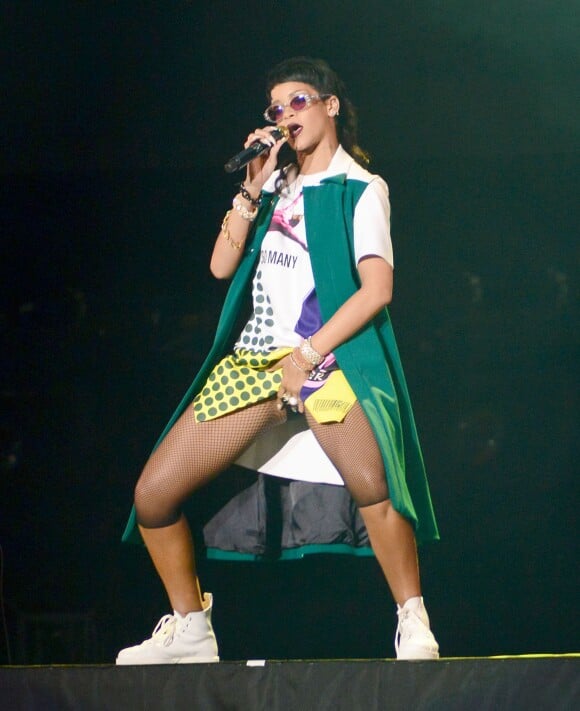 Rihanna, charmante lors du concert donné à l'occasion du Grand Prix de Singapour sur la scène de Padang le 22 septembre 2013
