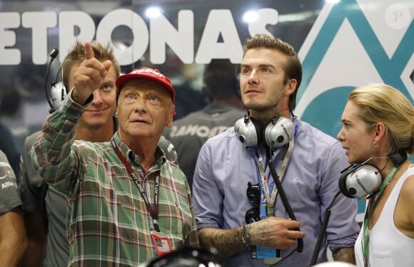 David Beckham et Niki Lauda dans le garage de l'écurie Mercedes durant le Grand Prix de Singapour le 22 septembre 2013