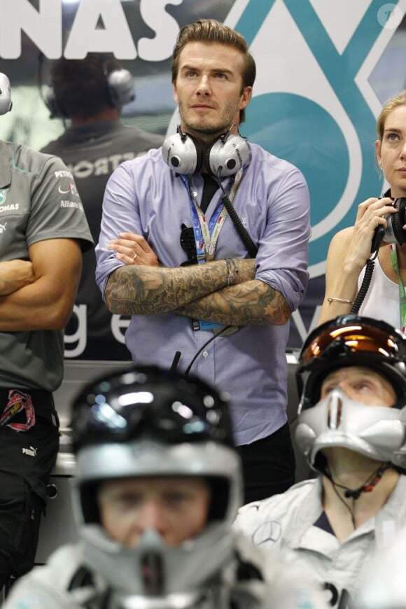 David Beckham dans le garage de l'écurie Mercedes durant le Grand Prix de Singapour le 22 septembre 2013