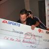 Fred Testot avec le chèque pour Cé Ke Du Bonheur lors de la soirée de lancement de FIFA 14 à la Gaîté lyrique à Paris le 23 septembre 2013.
