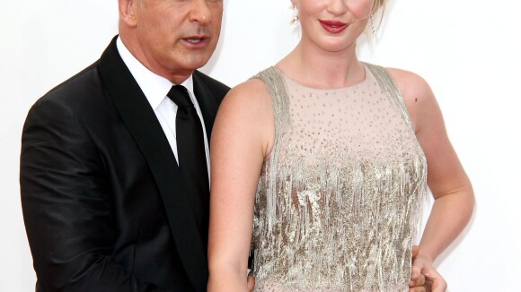 Alec Baldwin aux Emmy Awards : Glamour, sa fille Ireland lui fait de l'ombre !