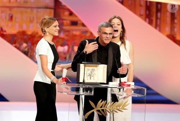 Léa Seydoux, Abdellatif Kechiche (Palme d'or pour "La Vie d'Adèle") et Adèle Exarchopoulos lors de la cérémonie de clôture du 66e Festival du film de Cannes le 26 mai 2013