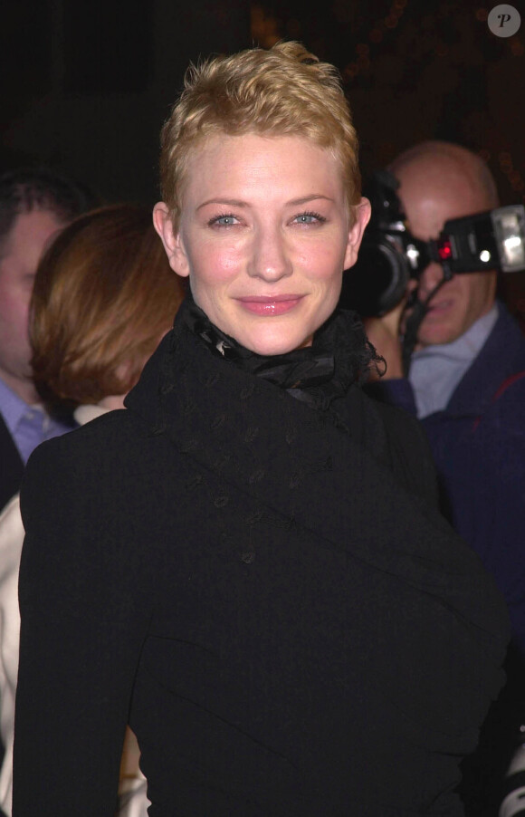 Cate Blanchett arrivant à Los Angeles le 19 décembre 2000 pour l'avant-première du film Intuitions