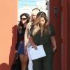 Kim Kardashian quitte le restaurant Stanley's à Los Angeles, après y avoir déjeuné avec sa grande soeur Kourtney, Scott Disick et Blac Chyna. Le 24 septembre 2013.