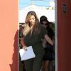 Kim Kardashian quitte le restaurant Stanley's à Los Angeles, après y avoir déjeuné avec sa grande soeur Kourtney, Scott Disick et Blac Chyna. Le 24 septembre 2013.
