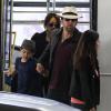Nicolas Cage à l'aéroport de Los Angeles le 23 septembre 2013 avec sa femme Alice Kim et son fils Kal-El