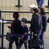 Nicolas Cage à l'aéroport de Los Angeles le 23 septembre 2013 avec sa femme Alice Kim et son fils Kal-El : ils partent pour la Chine