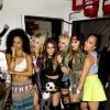 Vanessa Hudgens et ses amies du groupe YLA dans les coulisses du Bootsy Bellows. Los Angeles, le 24 septembre 2013.