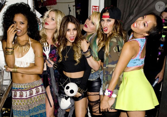 Vanessa Hudgens et ses amies du groupe YLA dans les coulisses du Bootsy Bellows. Los Angeles, le 24 septembre 2013.