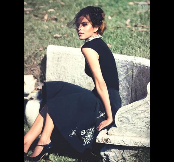 Eva Mendes sublime dans la peau d'un mannequin. Elle est photographiée par David Bellemere pour le magazine The Edit de NET-A-PORTER.com