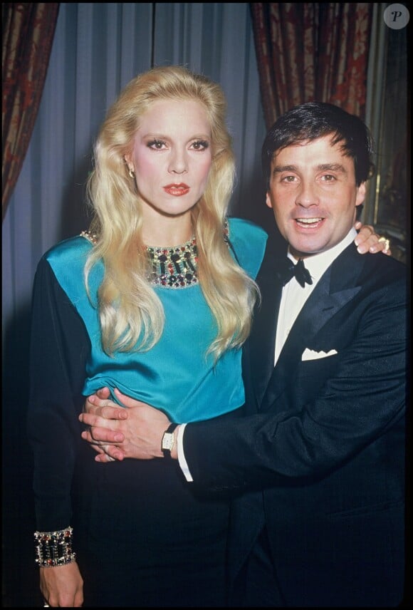 Thierry Le Luron photographiée avec Sylvie Vartan à Paris en 1984.