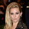 Tendance cloutée : un headband pour Sienna Miller