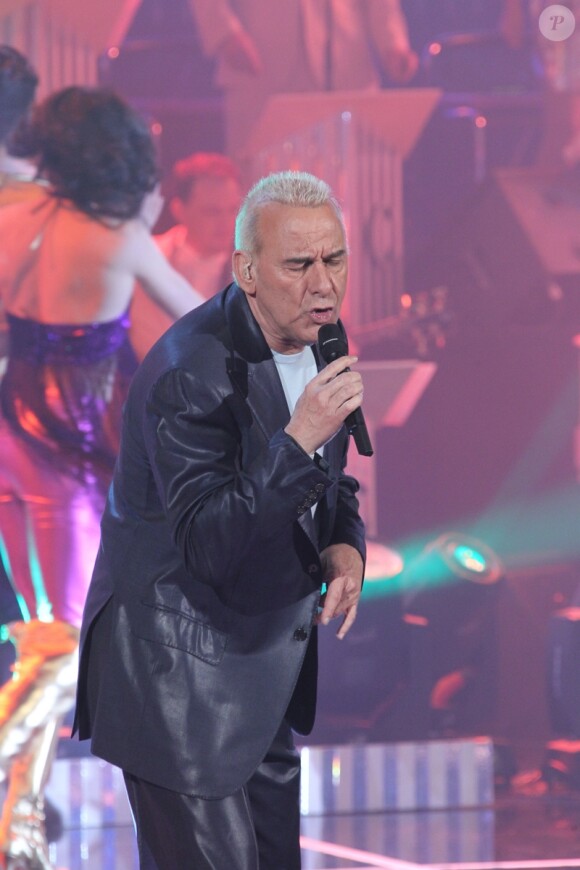 Michel Fugain sur le plateau de l'émission Les Années Bonheur à Paris. Mars 2012.