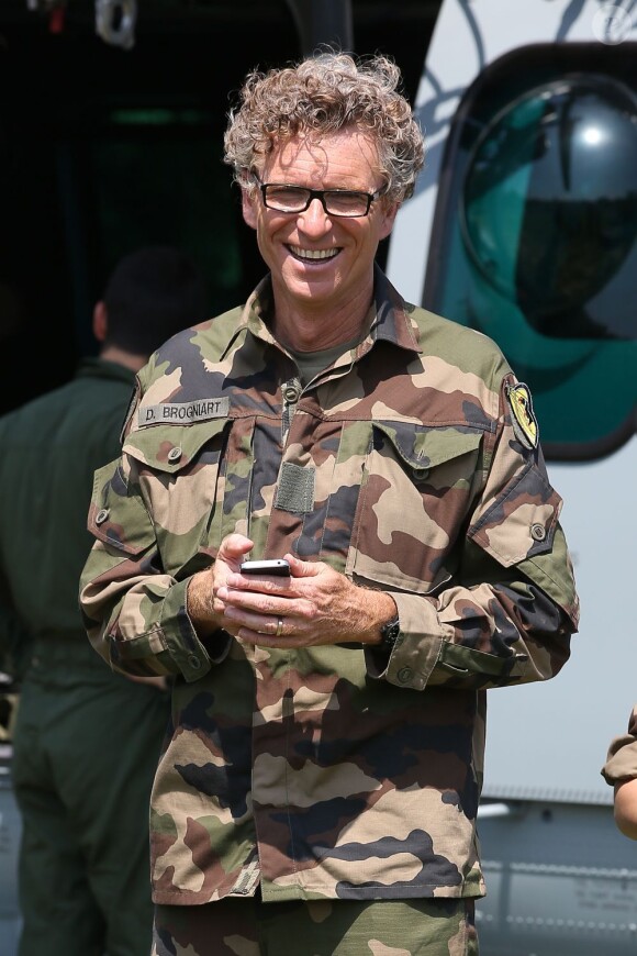 Denis Brogniart, souriant, a participé à un exercice de sauvetage aux côtés de commandos de l'armée de l'air juste après le défilé du 14 juillet sur la place des Invalides a Paris, en descendant en corde lisse d'un hélicoptère.