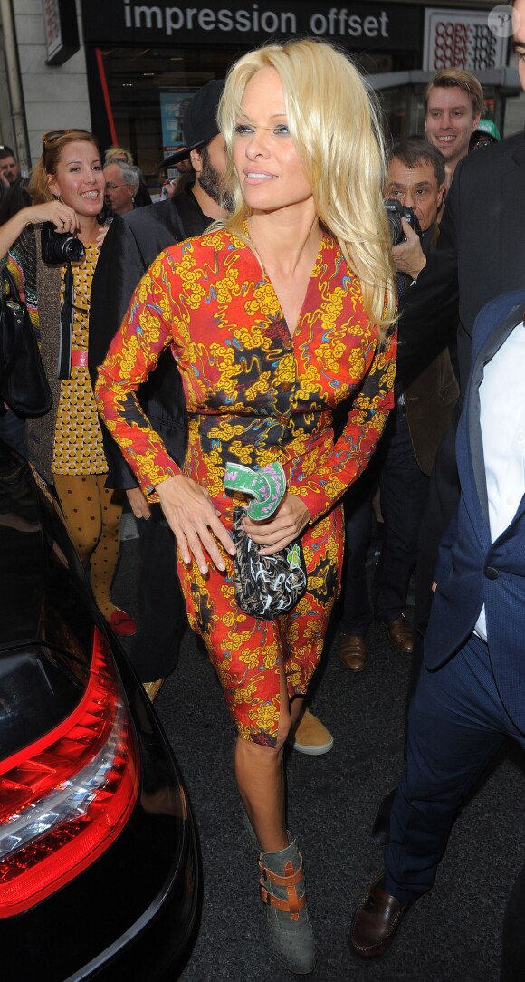 Pamela Anderson a assisté au défilé Vivienne Westwood printemps-été 2014 au Centorial. Paris, le 28 septembre 2013.