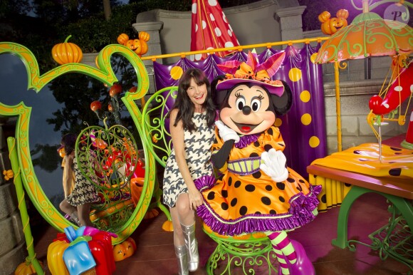 Lio prend la pose avec Minnie au Parc Disneyland Paris à l'occasion de la fête d'Halloween.