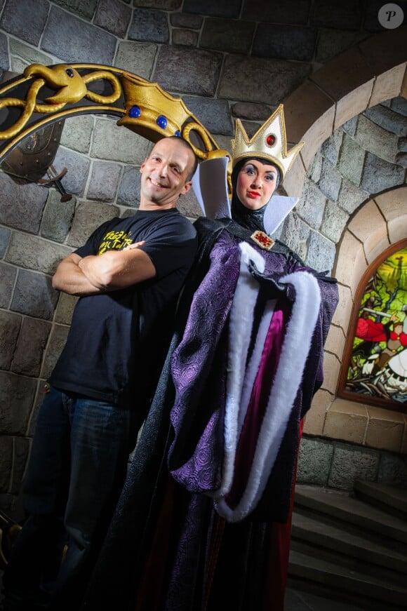 Mathieu Kassovitz prend la pose avec la reine de Blanche-Neige au Parc Disneyland Paris à l'occasion de la fête d'Halloween.
