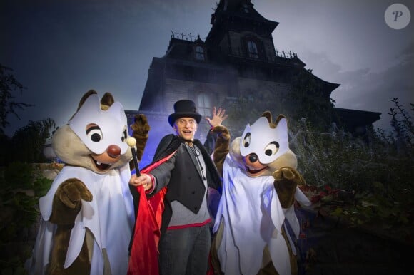 Nagui prend la pose avec Tic et Tac au Parc Disneyland Paris à l'occasion de la fête d'Halloween.