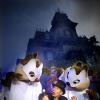 Nagui prend la pose avec Tic et Tac au Parc Disneyland Paris à l'occasion de la fête d'Halloween.