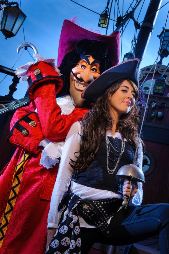 Nolwenn Leroy prend la pose avec le Capitaine Crochet au Parc Disneyland Paris à l'occasion de la fête d'Halloween.
