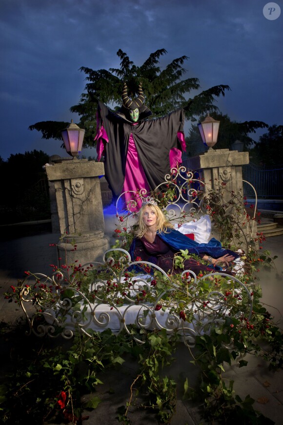 Sandrine Corman prend la pose avec Maléfique au Parc Disneyland Paris à l'occasion de la fête d'Halloween.