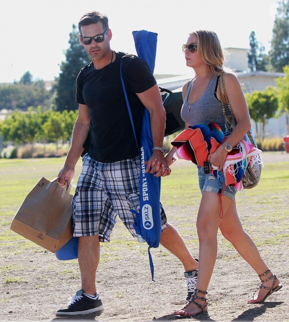 Eddie Cibrian a assisté au match de football de son fils Mason avec sa femme LeAnn Rimes et son ex-femme Brandi Glanville, à Los Angeles, le 28 septembre 2013.