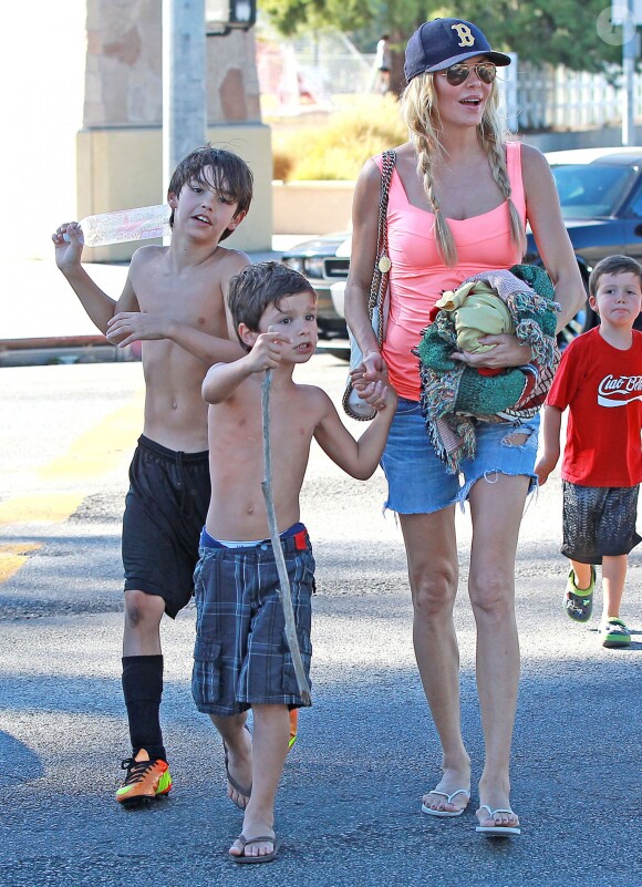 Eddie Cibrian a assisté au match de football de son fils Mason avec sa femme LeAnn Rimes et son ex-femme Brandi Glanville, à Los Angeles, le 28 septembre 2013.