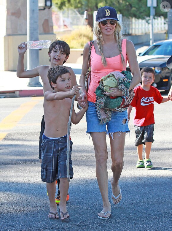 Eddie Cibrian a assisté au match de football de son fils Mason avec sa femme LeAnn Rimes et son ex-femme Brandi Glanville, à Los Angeles, le 28 septembre 2013.
