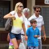 Exclusif - Mark-Paul Gosselaar en vacances avec sa femme Catriona McGinn et ses enfants Michael et Ava à Hawaii, le 23 juin 2013.
