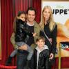 Mark-Paul Gosselaar, son fils Michael, sa fille Ava et sa femme Catriona McGinn à la première de The Muppets, à Hollywood, Los Angeles, le 12 novembre 2011.