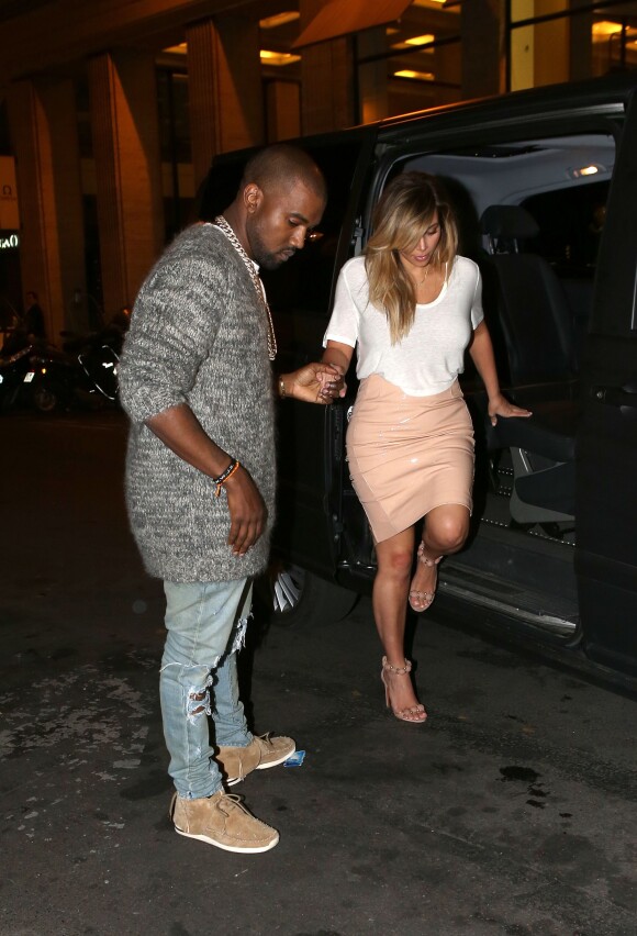 Kanye West, élégant avec sa compagne Kim Kardashian à leur arrivée au Costes pour un dîner en amoureux. Paris, le 30 septembre 2013.