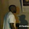 Kanye West, encore une fois très énervé face à des paparazzi postés devant son domicile en pleine nuit à Los Angeles, à quelques heures de son départ pour Paris.