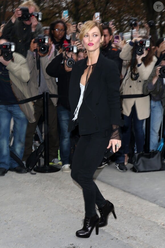 Vanessa Paradis arrive dans un look boyish au défilé Chanel au Grand Palais le 1er octobre 2013 à Paris