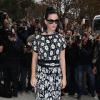 Katy Perry arrive dans un look boyish au défilé Chanel au Grand Palais le 1er octobre 2013 à Paris