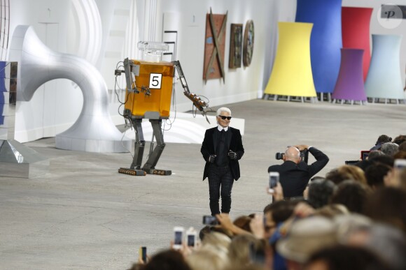 Karl Lagerfeld à l'issue du défilé Chanel au Grand Palais le 1er octobre 2013 à Paris