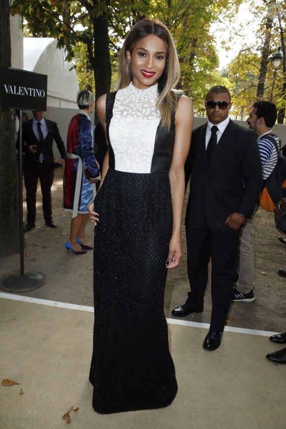 La chanteuse Ciara au défilé de mode "Valentino", collection prêt-à-porter printemps-été 2014, au Jardin des Tuileries à Paris. Le 1er octobre 2013.