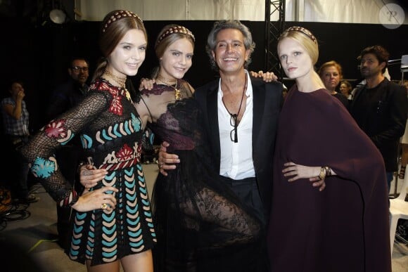 Cara Delevingne et Carlos Souza au défilé de mode "Valentino", collection prêt-à-porter printemps-été 2014, au jardin des Tuileries à Paris. Le 1er octobre 2013.