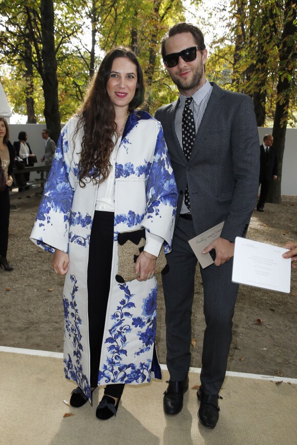 Tatiana Santo Domingo et Derek Blasberg au défilé de mode "Valentino", collection prêt-à-porter printemps-été 2014, au jardin des Tuileries à Paris. Le 1er octobre 2013.