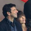 Patrick Bruel et sa compagne Caroline au Parc des Princes à Paris lors du match PSG-Benfica (3-0) le 2 octobre 2013.