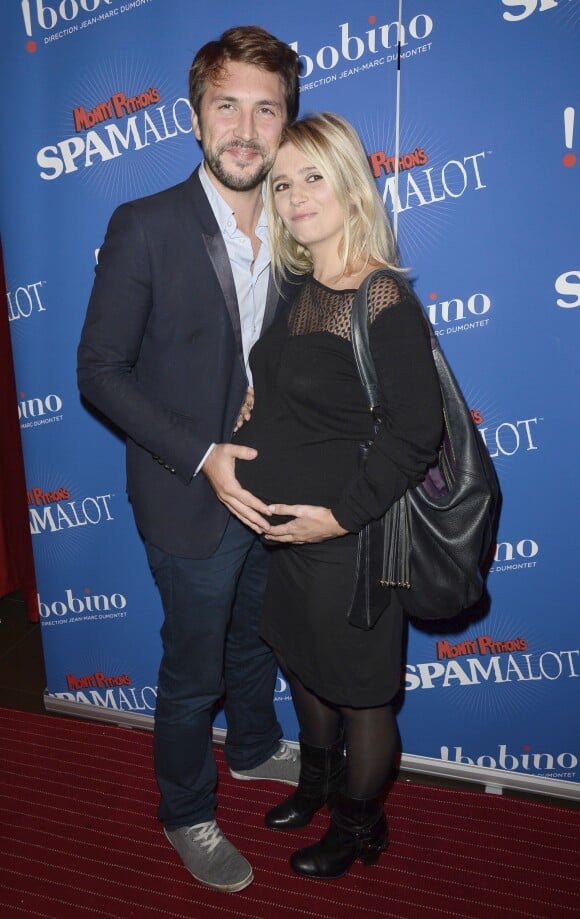 Marie Inbona (enceinte) et son compagnon Alexandre Halimi à la générale du spectacle "Spamalot" au théâtre Bobino à Paris, le 3 octobre 2013.