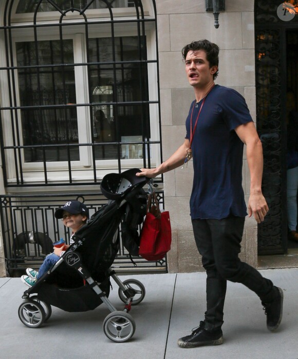 Orlando Bloom et Miranda Kerr déposent leur fils Flynn chez une baby-sitter avant de se rendre à la finale de l'Open de Tennis à New York, le 9 septembre 2013.