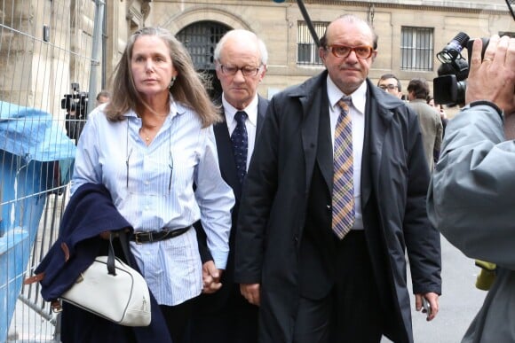 L'ex-kiné des stars Pierre Pallardy et son épouse Florence Pallardy, en compagnie de leur avocat Hervé Temime, arrivent aux assises de Paris où debute son procès pour viols et agressions sexuelles sur plusieurs anciennes patientes le 3 octobre 2013.