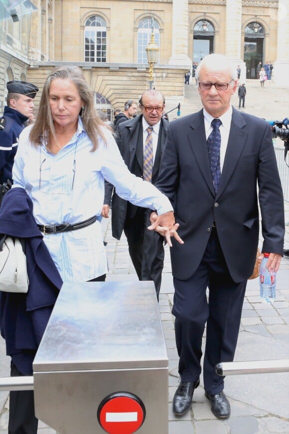 L'ancien kiné des stars Pierre Pallardy et sa femme Florence Pallardy, en compagnie de leur avocat Hervé Temime, arrivent aux assises de Paris où debute son procès pour viols et agressions sexuelles sur plusieurs anciennes patientes le 3 octobre 2013.
