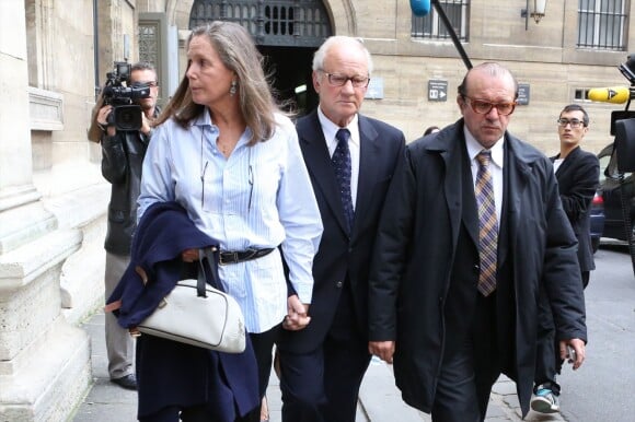 L'ex-kiné des stars Pierre Pallardy et sa femme Florence Pallardy, en compagnie de leur avocat Hervé Temime, arrivent aux assises de Paris où debute son procès pour viols et agressions sexuelles sur plusieurs anciennes patientes le 3 octobre 2013.