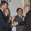 Letizia, sublime, et Felipe d'Espagne sont apparus main dans la main pour la remise des prix LIBER 2013 le 3 octobre 2013 à Madrid en marge du Salon international du livre qui s'y tenait.