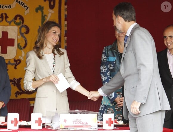 La princesse Letizia d'Espagne lors de la journée nationale de la Croix Rouge à Madrid le 3 octobre 2013. Elle a reçu sur son stand la visite de son mari Felipe.