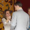 La princesse Letizia d'Espagne lors de la journée nationale de la Croix Rouge à Madrid le 3 octobre 2013. Elle a reçu sur son stand la visite de son mari Felipe.