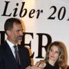 Très complices, le prince Felipe et la princesse Letizia d'Espagne remettaient le 3 octobre 2013 à Madrid les prix LIBER.