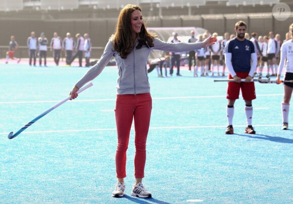 Kate Middleton au parc olympique reine Elizabeth à Londres en mars 2012, effectuant une démonstration de ses talents au hockey lors d'un entraînement de l'équipe britannique.